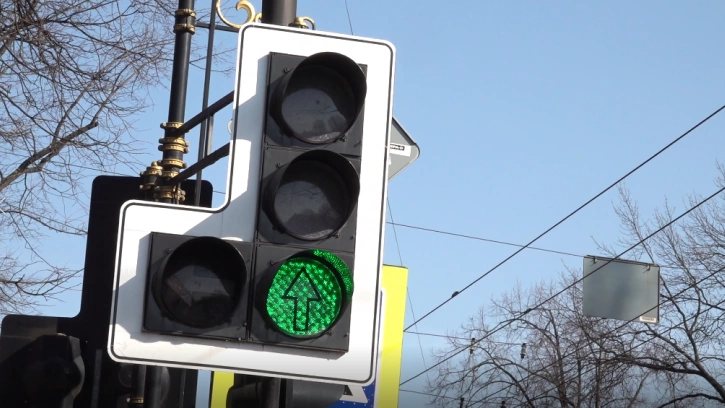 Новые светофоры начали регулировать движение на двух перекрестках в Кронштадте  