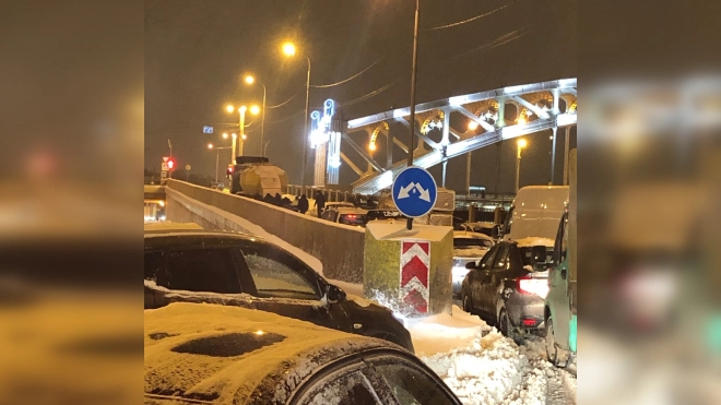 На Большеохтинском мосту грузовик с мукой заблокировал движение