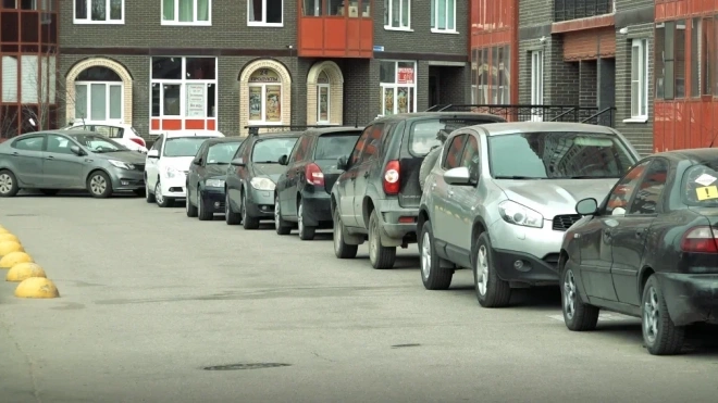 Из-за акции к 100-летию пионерской организации временно запретили оставлять машины на площади Островского