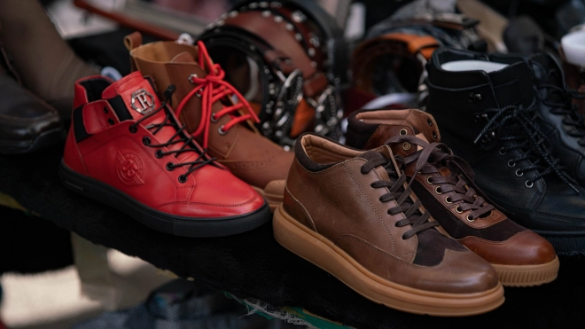 В торговых павильонах у Рыбацкого изъяли "брендовую" обувь, часы и шарфы
