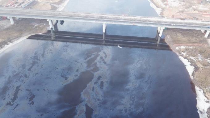 Разлив нефтепродуктов произошел в реке недалеко от Великого Новгорода
