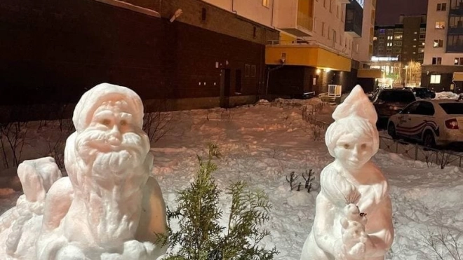 Во Всеволожске украсили двор снежными фигурами Деда Мороза и Снегурочки