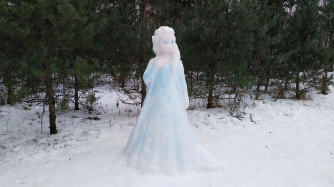 В парке Сосновка неизвестный изваял из снега "королеву Эльзу"
