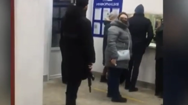 На почте в Красноярске задержали пьяного мужчину с автоматом Калашникова