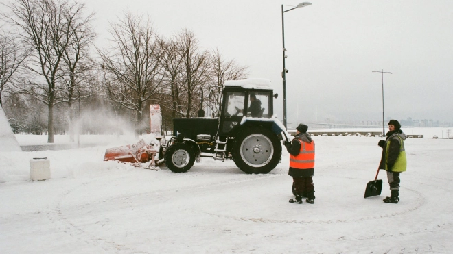 На Выборгском шоссе снегоуборочный трактор ударил ковшом школьницу по лбу