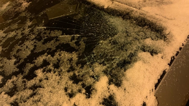Ледяная глыба рухнула с крыши дома на стекла автомобиля петербуржца и разбила переднее окно