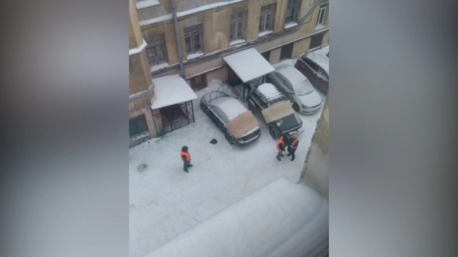 В Петербурге коммунальщики использовали матрасы при уборке снега и сосулек с крыш