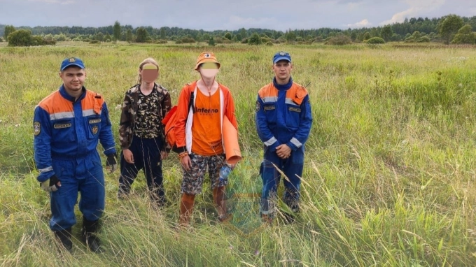 Спасатели нашли в лесу в Ленобласти двух потерявшихся молодых людей