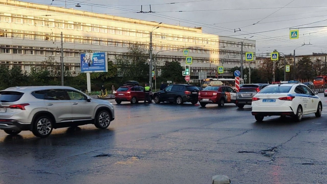 Трамваи объезжают место ДТП на пересечении Салова и Бухаресткой