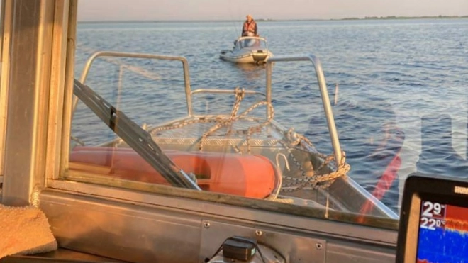 Спасатели Новой Ладоги выручили рыбаков, дрейфовавших по озеру без топлива