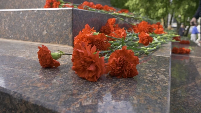 На Пискаревском кладбище состоялась церемония возложения венков в память защитников Ленинграда