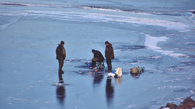 Два человека ушли под лед Финского залива во время рыбалки