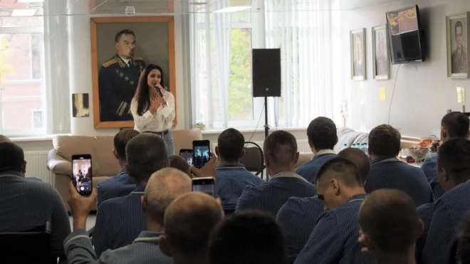 Артистка Зара выступила перед пациентами Военно-медицинской академии