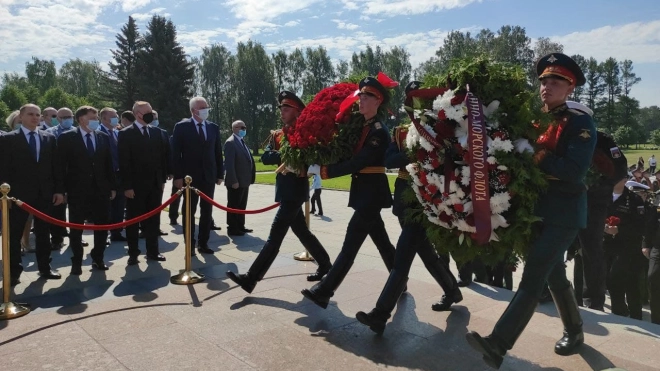 На Пискаревском кладбище почтили память погибших в Великую Отечественную войну