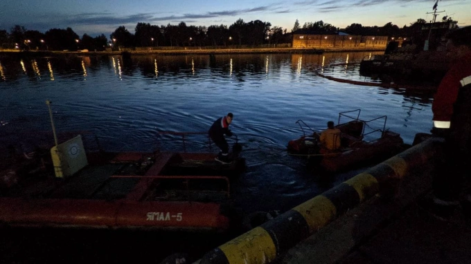 Администрация Выборгского района контролирует ситуацию с разливом нефтепродуктов в порту