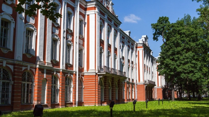Сотрудников общежития СПбГУ подозревают в продаже вещей выпускников