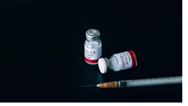 Минздрав США рассчитывает на нынешние вакцины для борьбы с омикрон-штаммом