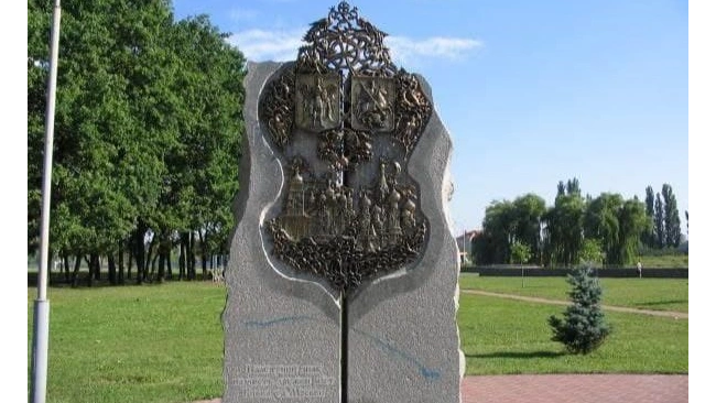 В Киеве демонтирован памятный знак в честь дружбы столицы Украины с Москвой
