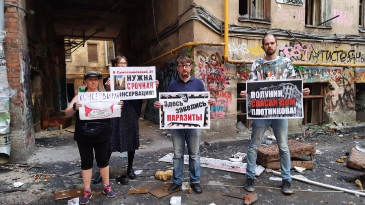 Градозащитники Петербурга призывают чиновников спасти дом Плотникова от вандалов