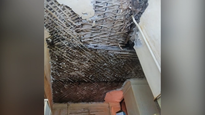 Жители Дома Чубакова сообщили об обрушении потолка и проседании пола
