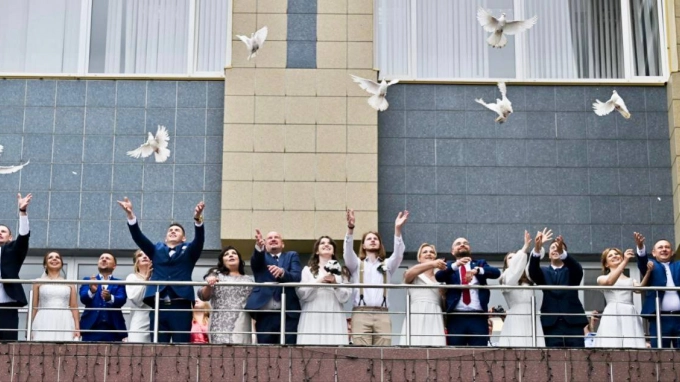 В Ленобласти почти 90 пар поженились в День семьи, любви и верности