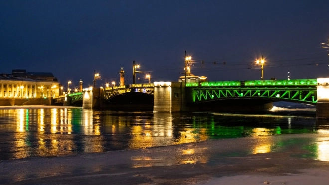 В честь Международного женского дня Дворцовый мост засветился разноцветными огнями
