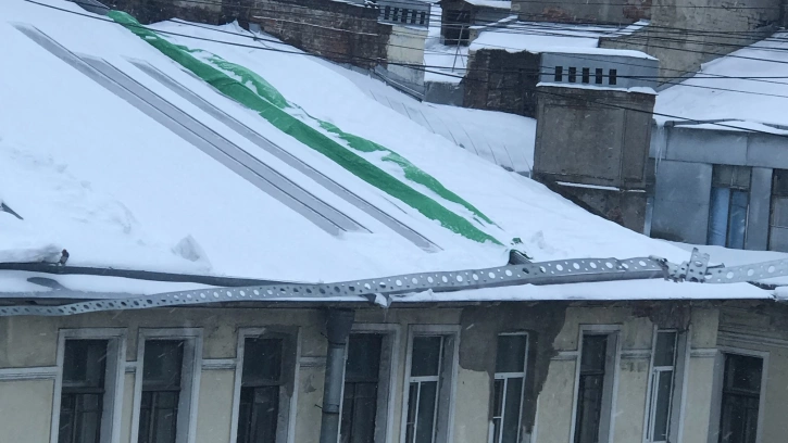 Жильцов дома №32 на Садовой улице оставили зимовать под крышей из полиэтилена 