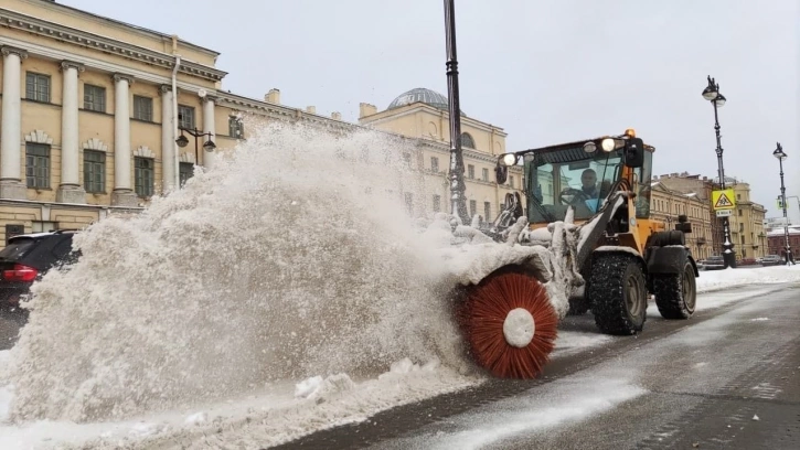 На время снегопада власти Петербурга  выведут дополнительную спецтехнику для уборки  