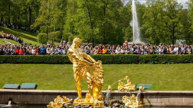Театрализованный праздник фонтанов начался в Петергофе