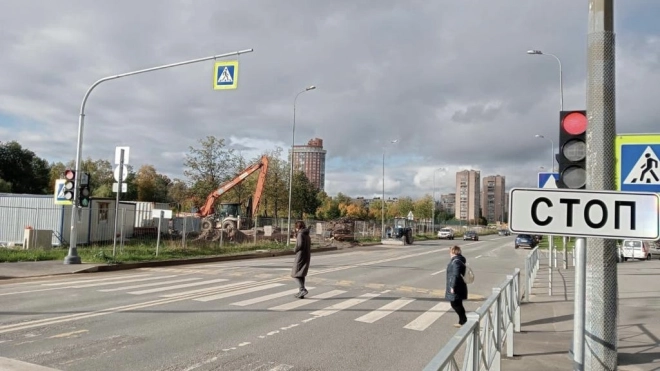 На Товарищеском проспекте в Петербурге установили светофор