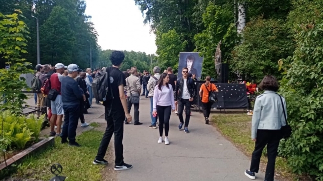 Сотни фанатов пришли на Богословское кладбище в день рождения Виктора Цоя