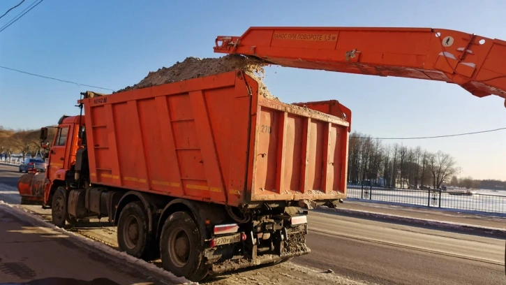 За сутки петербургские магистрали избавили от 48 тысяч кубометров снега 
