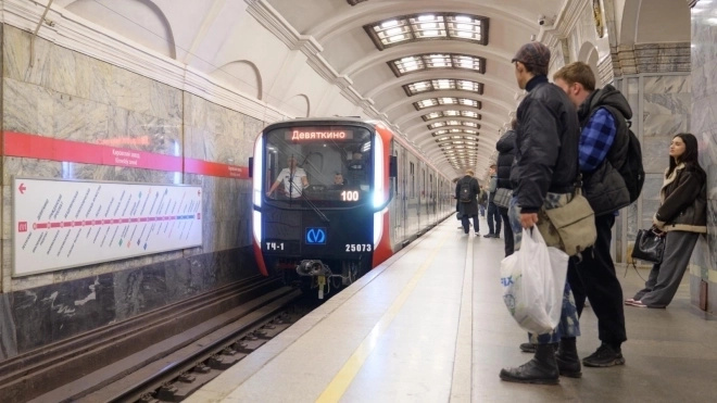 На красной линии петербургского метро вечером возникли перебои с движением