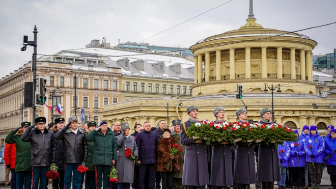 Беглов возложил цветы к обелиску “Город-герой Ленинград” в День защитника Отечества