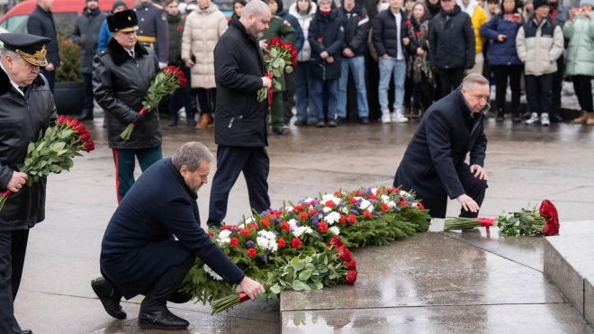 В Петербурге 23 февраля возложили цветы к обелиску "Городу-Герою Ленинграду"
