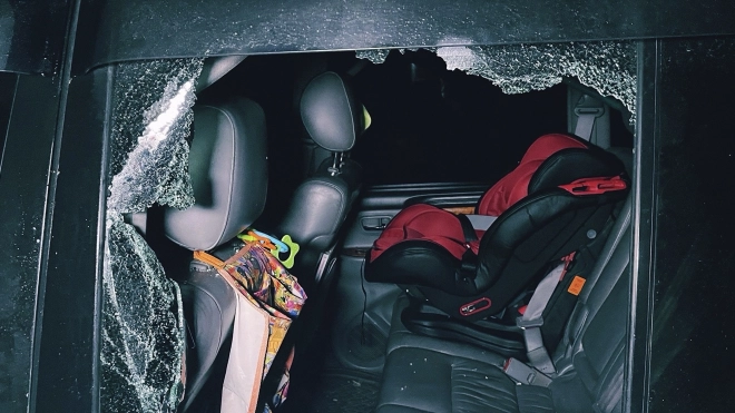 В Парголово инспекторы ГИБДД разбили стекло машины, чтобы достать нетрезвого водителя