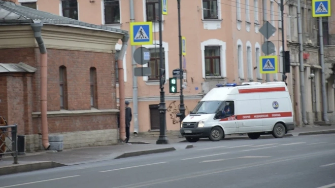 Петербуржец сбежал из кареты скорой помощи по пути в психиатрическую больницу