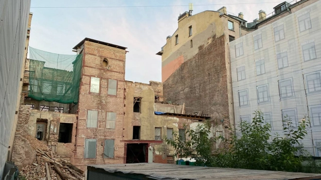 Общество "Старый Петербург" потребовало остановить частичный снос зданий
