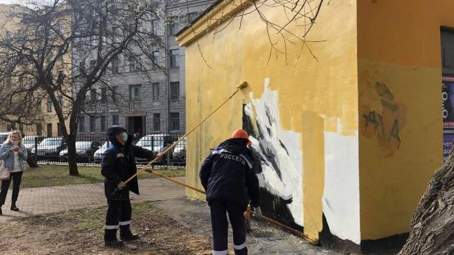 Прокуратура Петербурга передумала возбуждать уголовное дело из-за граффити с Навальным