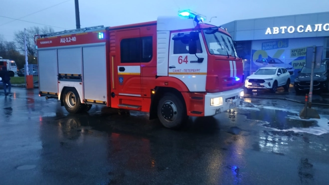 На улице Коммуны автосервис тушат 33 спасателя