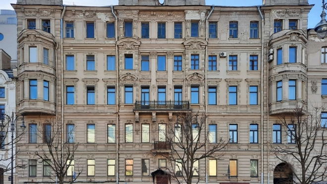 В центре Петербурга осыпалась штукатурка с доходного дома 