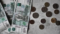 Рубль понизил курсы к доллару и евро на открытии торгов во вторник