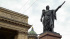 Специалисты помыли памятники Кутузову и Барклаю де Толли на Казанской площади