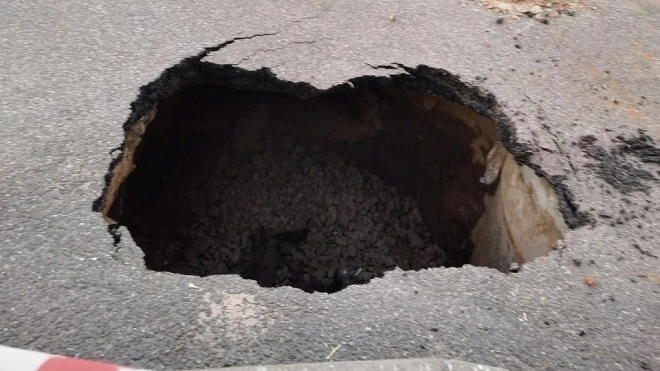 Жители Парголово заметили двухметровую яму в асфальте на Тихоокеанской улице