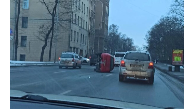 Красный автомобиль опрокинулся у пожарной части на Приморском проспекте