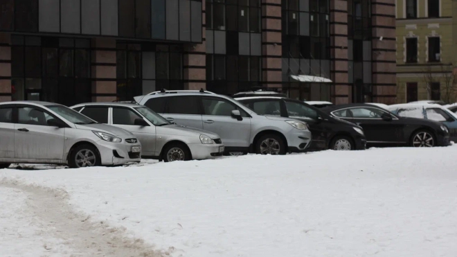 Зону платной парковки в Петербурге в 2024 году будут убирать ежедневно