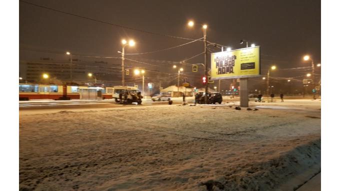 На проспекте Ветеранов столкнулись маршрутка и автомобиль Skoda