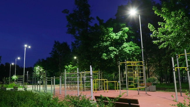 На спортивных и детских площадках Петербурга заменили освещение