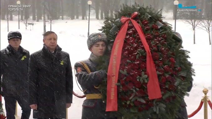 Беглов возложил цветы на Пискаревском кладбище в День полного снятия блокады Ленинграда