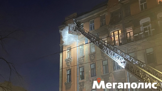 Пожарные тушили квартиру на последнем этаже на Васильевском острове